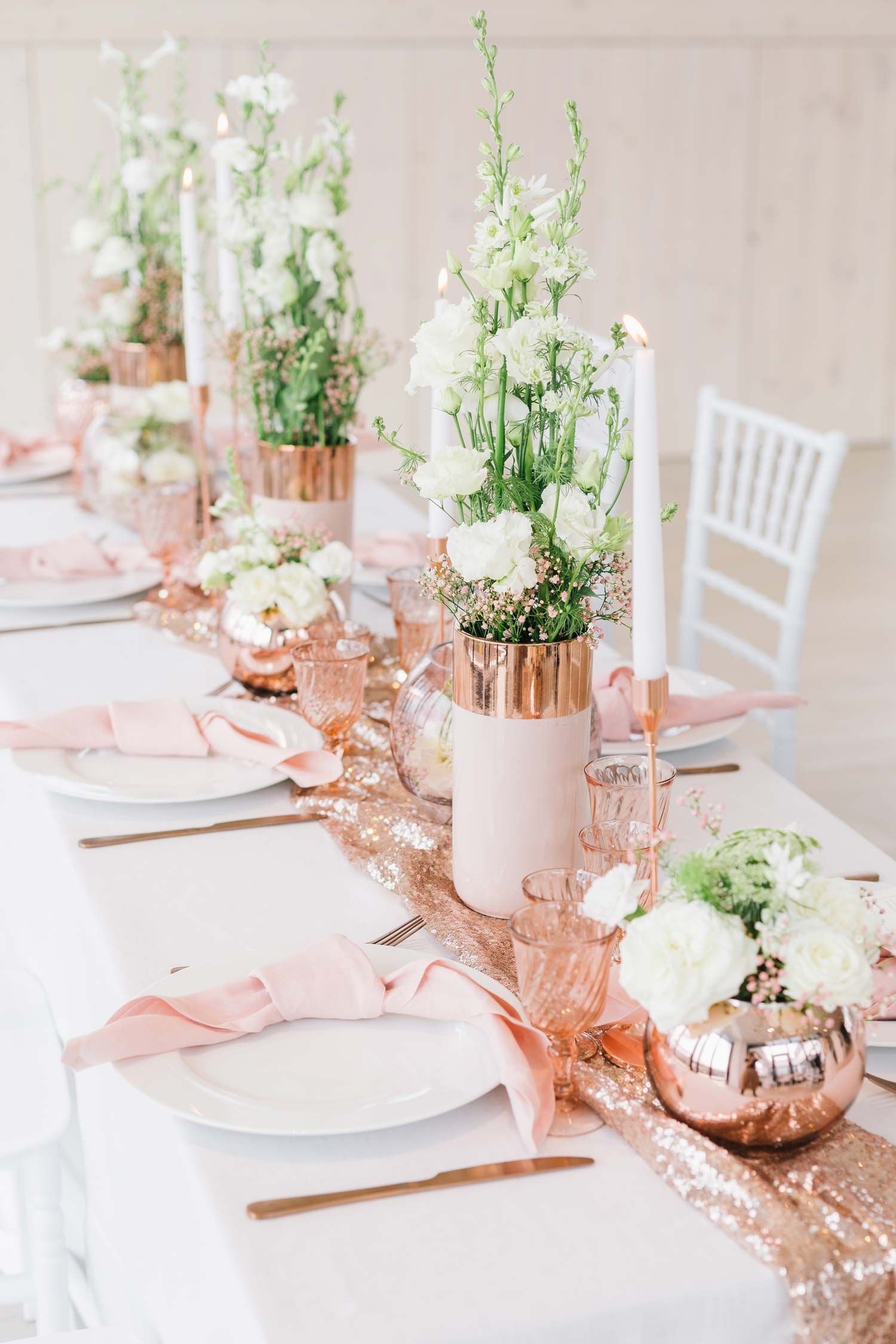 Hochzeitsidee: Tischdeko In Weiß &amp; Rosé | Roségold Hochzeit intended for Hochzeitsdekoration Rosegold